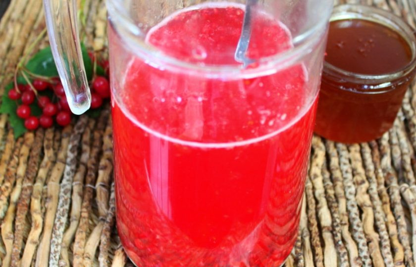 1. Этап. Морс из малины и калины: Заливаем толченые ягоды водой, перемешиваем и настаиваем минут 7-10.