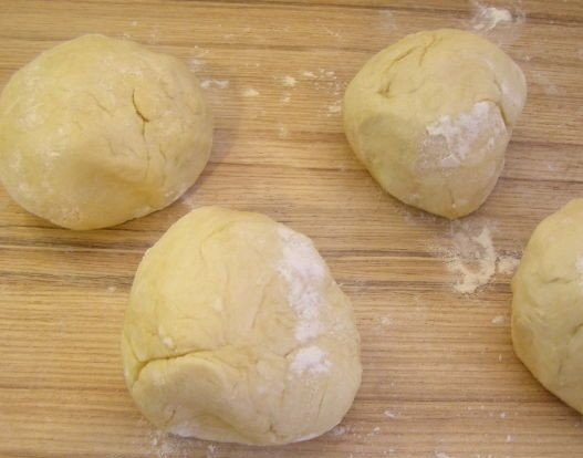 1. Этап. Печенье Рогалики с повидлом: 4. Готовое тесто делим на части (обычно получается 4-5 частей). Каждую часть оборачиваем в пищевую пленку и отправляем в холодильник минут на 30 (затем будем поочередно доставать).