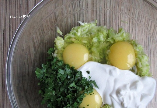 1. Этап. Кабачковый рулет с плавленым сыром: Добавьте яйца, 2 ст. л. зелени и сметану, перемешайте.