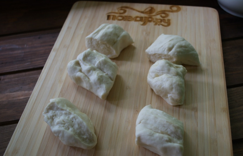 1. Этап. Чебуреки с творогом и зеленью: Разделите общее тесто на 12-14 частей.