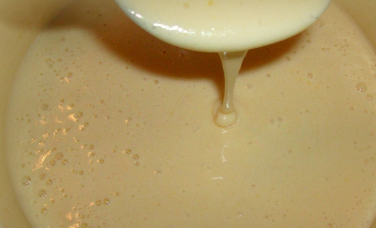 1. Этап. Сахарные трубочки: Вымешиваем тесто до однородности. Оно получается довольно жидким, как для блинчиков.