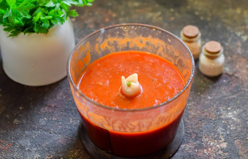 1. Этап. Борщ с лечо: Измельчите лечо.