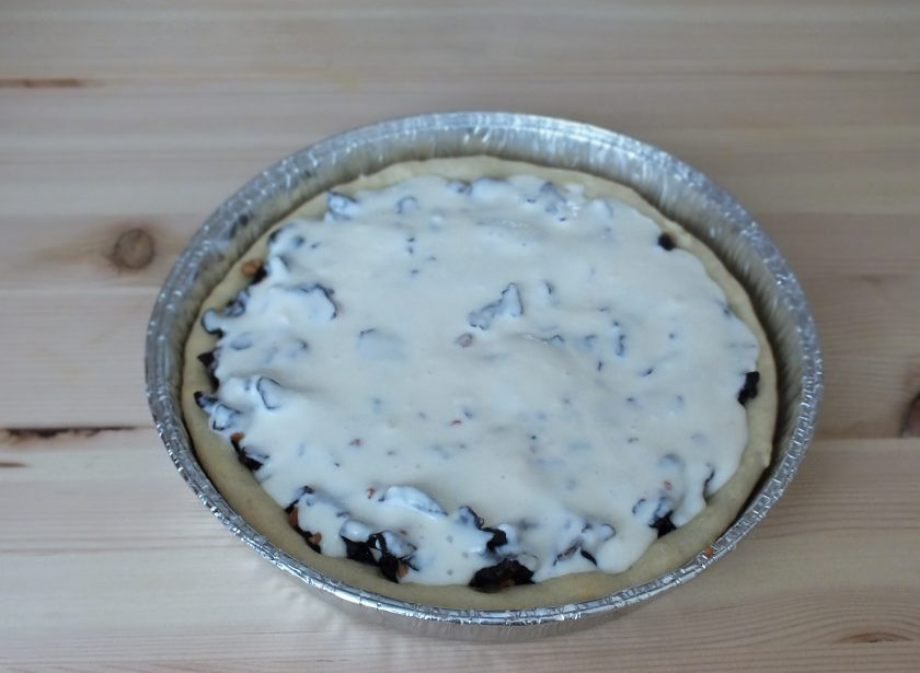 1. Этап. Пирог с черносливом и сметаной: Сверху залейте сметаной с сахаром. Поставьте обратно в духовку и выпекайте еще 30-40 минут при температуре 180 градусов.