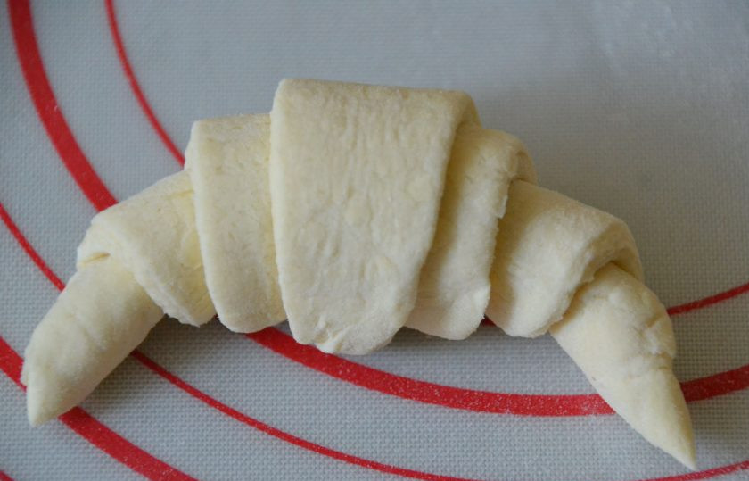 1. Этап. Круассаны с заварным кремом: Слегка изогните круассан в виде полумесяца.