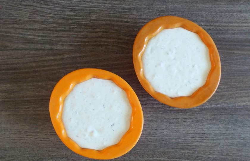 1. Этап. Мороженое с изюмом: Перелейте в формы. Можно сделать для индивидуальной подачи.