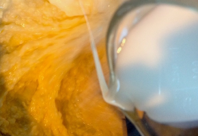 1. Этап. Капкейки с лимонным курдом и меренгой: 9. Взбивайте на самой низкой скорости, добавьте муку, молоко, чередуя их.