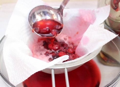 1. Этап. Морс из клюквы и малины: Процедите жидкость через мелкое сито.