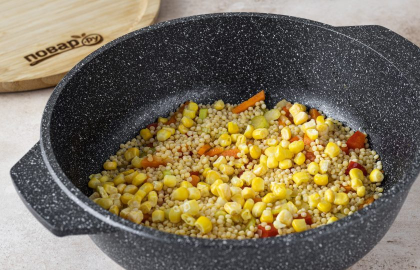 1. Этап. Птитим с овощами: Добавьте птитим и замороженную кукурузу. Посолите и все перемешайте.