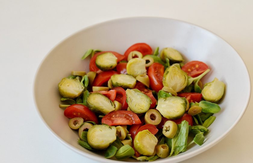 1. Этап. Салат с брюссельской капустой и помидорами: Отварите брюссельскую капусту в посоленной воде 5 минут. Разрежьте пополам.