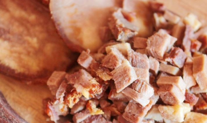 1. Этап. Салат с говяжьим языком и огурцами: Говяжий язык отварите в подсоленной воде до полной готовности (около 2 часов в зависимости от размера). Остудите его и снимите с него шкурку. Затем нарежьте мясо на кубики. Также вы можете использовать уже готовый варено-копченый язык.