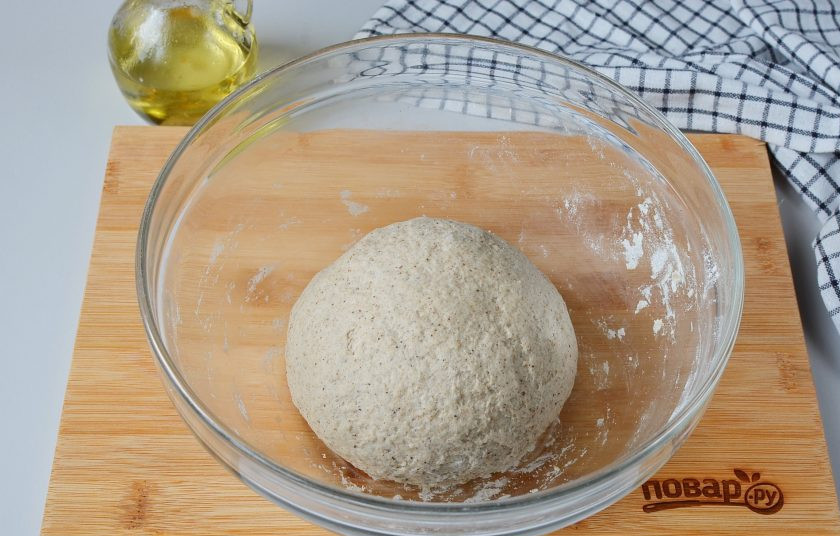 1. Этап. Простой ржаной хлеб: Замесите колобок, вымешивайте миксером или руками, но не менее 7-10 минут. Тесто должно получиться упругим, однородным, пластичным.