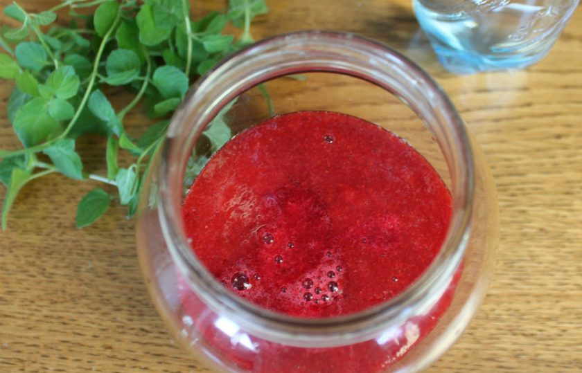 1. Этап. Напиток Торнадо: Наливаем клюквенный сок и смузи из клубники. Клубнику без хвостиков измельчаем блендером. А клюкву нужно пропустить через соковыжималку.