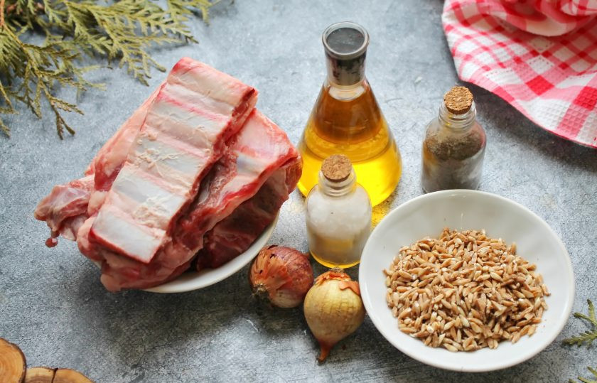 1. Этап. Ачаров плав с бараниной: Подготовьте все необходимые ингредиенты для приготовления ачаров плава. Полбу хорошо промойте и залейте теплой водой, оставьте на кухонном столе.