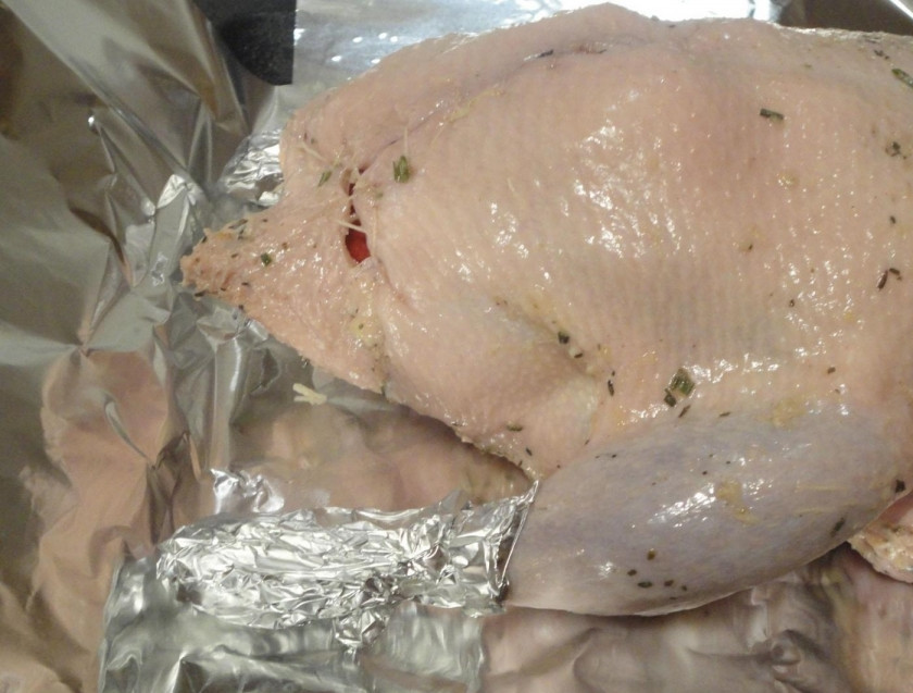 1. Этап. Рождественский гусь с яблоками: 12. На противень выкладываю сначала фольгу, а затем и гуся.