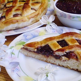 Дрожжевой пирог с вареньем