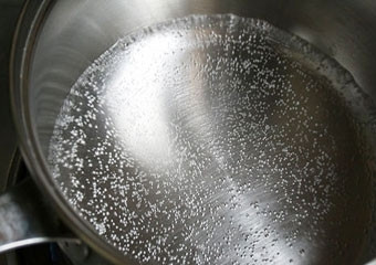 1. Этап. Постный хлеб в хлебопечке: Воду наливаем в ковшик или кастрюлю и подогреваем до 40С.