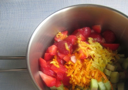 1. Этап. Джем из ревеня, клубники и изюма: Натереть на тёрке цедру 0. 5 апельсина и 0.5 лимона. Затем из половинок выжать сок. Для удобства варки крупную клубнику разрезать на несколько частей. В посуде для варки соединить ревень, клубнику, сок, цедру и щепотку соли.