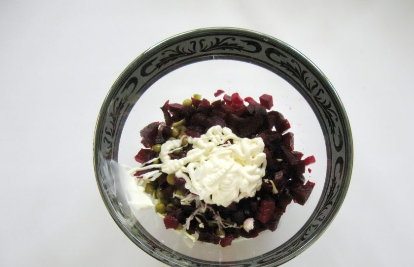 1. Этап. Салат из свеклы с зеленым горошком: Заправьте салат майонезом.