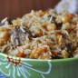 Шавля с чесночным соусом Заранее подготавливаем продукты. Нут замачиваем, лучше на ночь. Лук нарезаем полукольцами, морковь натираем соломкой. Мясо (мякоть баранины или говядины) режем на небольшие куски. Берём рис, промываем водой и замачиваем в подсоленной тёплой воде. Берём казан, растительное масло, в оригинале хлопковое. В хорошо нагретом казане на масле обжариваем до румяности мясо. Далее кладём в казан нарезанные лук и морковь и обжариваем, периодически помешивая, 20 минут. Добавляем мелко нарезанные красные спелые помидоры, перемешиваем. Кладём замоченный нут, добавляем горячей воды, чтобы она покрыла мясо. Доводим до кипения и варим 40 минут. Далее добавляем приправу для плова, зиру, стручок красного жгучего перца, сладкую молотую паприку и соль. Соль кладём так, чтобы зирвак (бульон) был слегка пересолен. Засыпаем в казан замоченный рис, разравниваем. Заливаем горячей водой на 2 см выше риса. В отличии от плова шавлю перемешиваем. Воды заливаем больше, чем в плов, рис должен быть разваренным. Доводим до кипения, убавляем огонь и варим около 25 минут. Готовим чесночный соус. Чеснок чистим и выдавливаем через чеснокодавилку. На сковороде разогреваем растительное масло, добавляем чеснок и обжаривем 1-2 минуты. В готовую шавлю добавляем чесночный соус, всё перемешиваем. Подаём шавлю сразу горячей. Приятного аппетита!