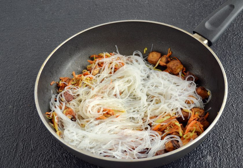 1. Этап. Фунчоза с тофу: Затем добавьте фунчозу и потушите все вместе ещё 5 минут. При подаче посыпьте блюдо кунжутом и зеленью.