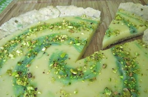 1. Этап. Фисташковый тарт с белым шоколадом: 10. Оставьте фисташковый тарт с белым шоколадом минимум на 2 часа. После можно украсить орешками, нарезать порционными кусочками и подавать к столу.