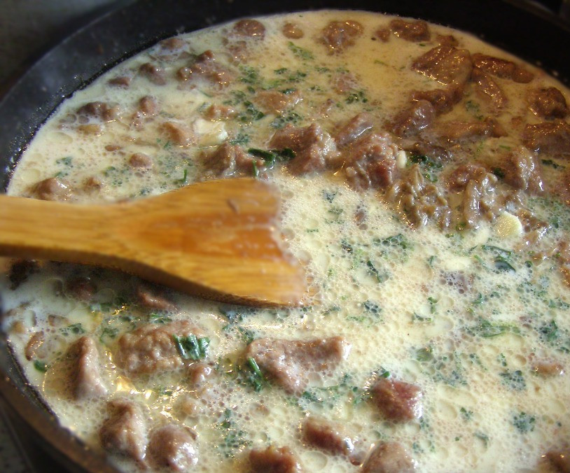 1. Этап. Фрикасе из телятины: 5. Теперь к нашему мясу добавьте зелень и в самом конце муку, чтобы соус сделать густым. Тщательно помешивайте во избежание комков. Доведите фрикасе до кипения и снимите с огня. Дайте постоять около 20 минут, после чего можете подавать как самостоятельное блюдо или вместе с гарниром (кашей, пюре или овощами).