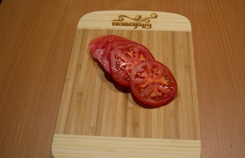 1. Этап. Помидоры с брынзой: Помидоры необходиом нарезать на колечки.