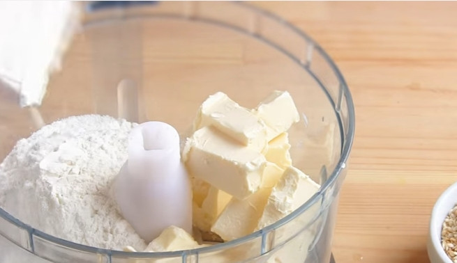 1. Этап. Творожный пирог с баклажанами: 1. В чашу блендера отправьте холодное сливочное масло, нарезанное кубиками. Добавьте муку и перебейте в крошку.