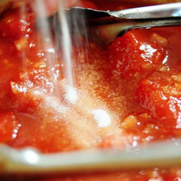 1. Этап. Рёбрышки в томатном соусе: Затем добавьте соль, перец, сахар, молотый тмин, и красный перец. Перемешайте все вместе ...