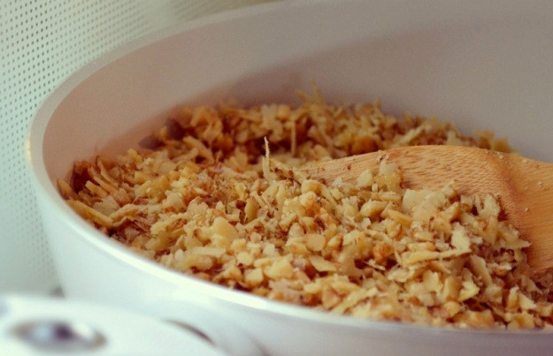 1. Этап. Козинаки из грецких орехов: Теперь высыпаем измельченные орехи в кастрюльку с толстым дном или в сковороду и обжариваем их без добавления масла, периодически помешивая. Жарить нужно примерно 10-12 минут.