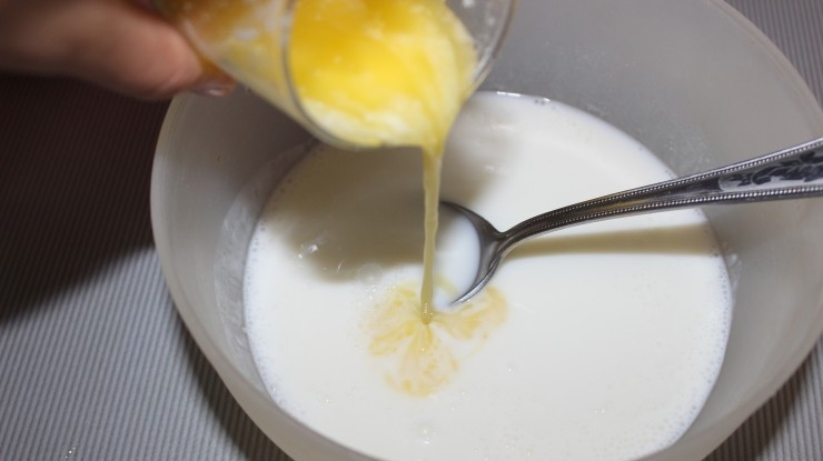 1. Этап. Тесто на беляши на кефире: Тёплый кефир соедините с солью, растительным маслом, водой и растопленным сливочным маслом.