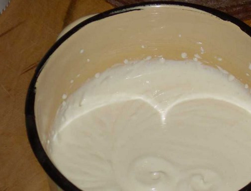 1. Этап. Торт на 30 лет: Крем: взбить сметану, подсыпая постепенно сахар.