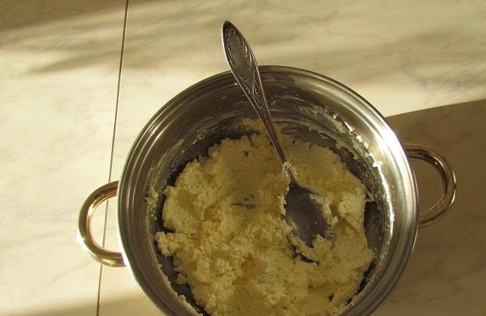 1. Этап. Быстрые творожные булочки: 2. Растираем творог и масло, добавляем сахар.