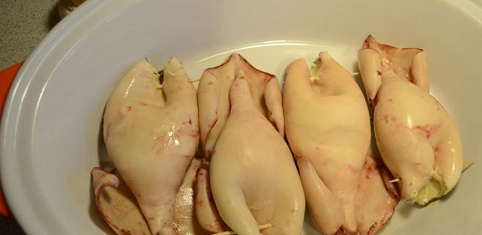 1. Этап. Кальмары с сыром и яйцом: 6. Форму для запекания смазать маслом. Тушки кальмаров плотно заполнить начинкой и выложить в форму. Сверху можно присыпать специями или травами по вкусу, а также смазать небольшим количеством сметану. Отправить в разогретую духовку. Вот такой довольно простой рецепт кальмаров с сыром и яйцом. Через 15 минут блюдо можно будет подавать к столу.