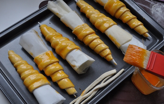 1. Этап. Слоеные трубочки: В мисочке взбиваем яйцо и смазываем им поверхность трубочек. Для этого, кстати, можно использовать оставшиеся от крема желтки.