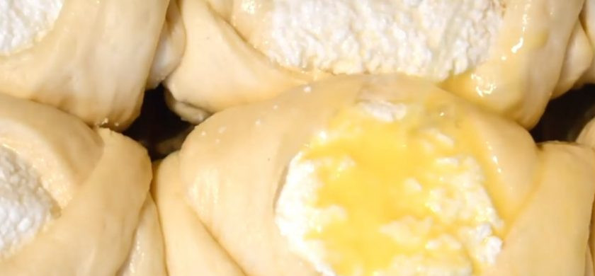 1. Этап. Открытые пирожки с творогом: 7. Выложите пирожки на смазанный растительным маслом противень на некотором расстоянии друг от друга и дайте им постоять в течение 20 минут при комнатной температуре, накрыв их пленкой или полотенцем.