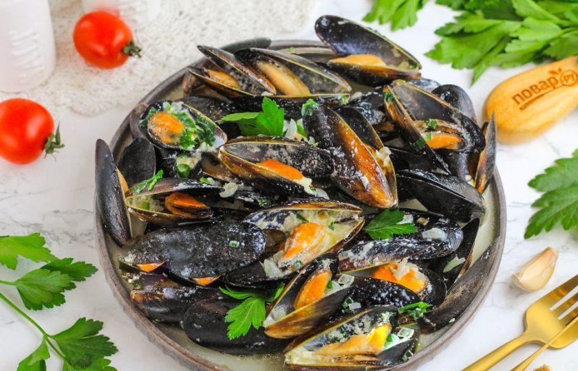 1. Этап. Мидии в сливочно-чесночном соусе: Затем выложите ароматные морепродукты на блюдо и полейте оставшимся в сковороде соусом. Подайте к столу с гренками или сухариками, крутонами.