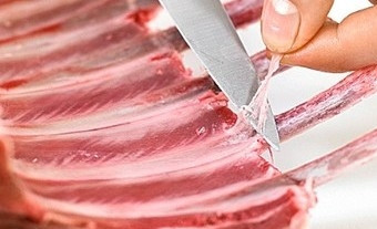 1. Этап. Каре ягненка на сковороде: Зачищаем ребрышки, удаляем с их кончиков все мясо и пленку с внутренней стороны.