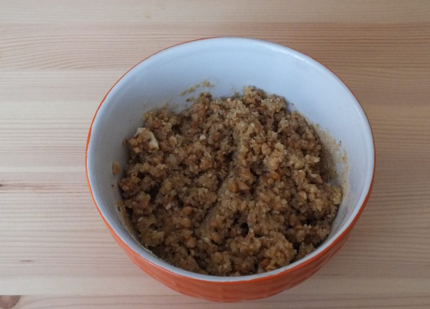 1. Этап. Конфеты Сладкий орешек: Хорошо смешайте руками. Масса должна получиться достаточно липкой. Если она все же рассыпается, добавляйте по каплям жидкий мёд до тех пор пока, масса не станет нужной консистенции.