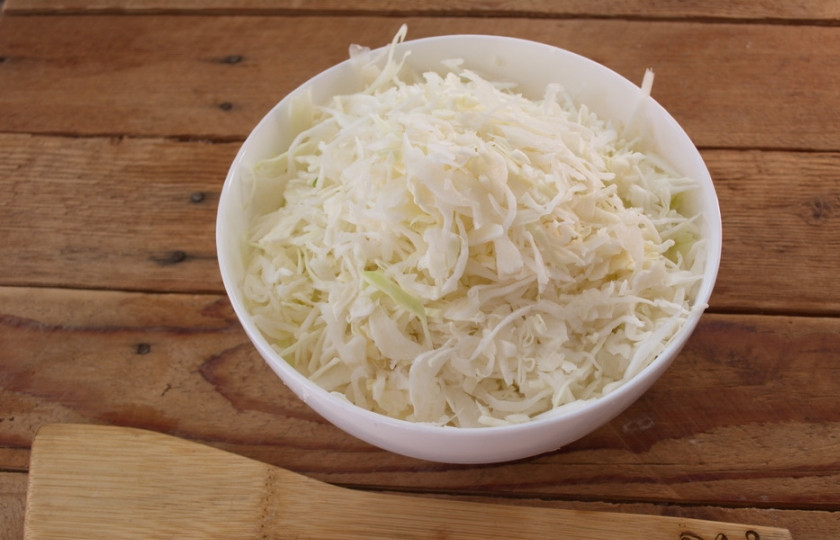 1. Этап. Капустная запеканка в духовке (диетическая): Капусту белокочанную нашинкуйте очень тонко и длинно.