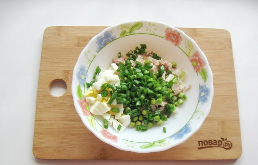 1. Этап. Салат с курицей, зеленым горошком и огурцом: Зеленый лук помойте и мелко нарежьте. Добавьте в салат.