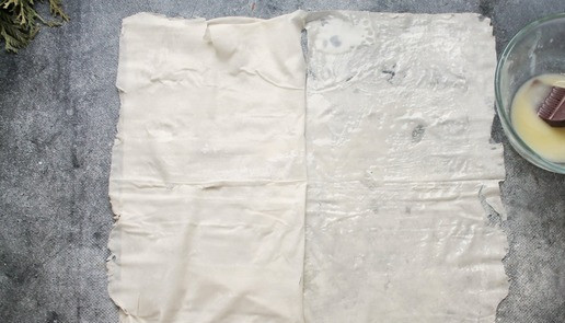 1. Этап. Рулетики-пирожки из теста фило: Смажьте один лист теста растопленным маслом и положите сверху второй. Смажьте верх маслом и положите третий. Сделайте так, пока все листы фило не будут промазаны и сложены стопочкой. Разрежьте их на 9 частей. Размер листа у разных фирм не одинаковое, поэтому смотрите сами, на сколько частей будете разрезать.