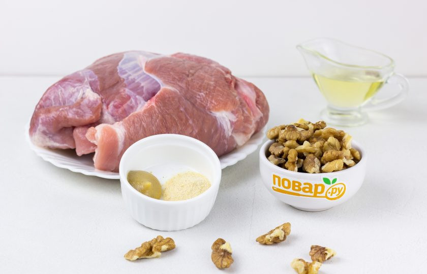 1. Этап. Свинина с орехами: Подготовьте все основные ингредиенты.