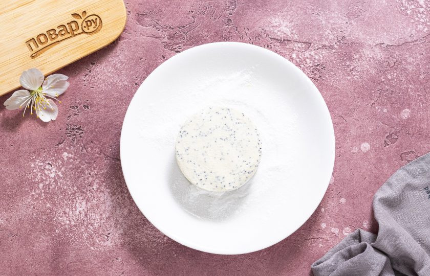 1. Этап. Постные сырники: Каждому шарику придайте форму сырника, обваляйте в муке с двух сторон.