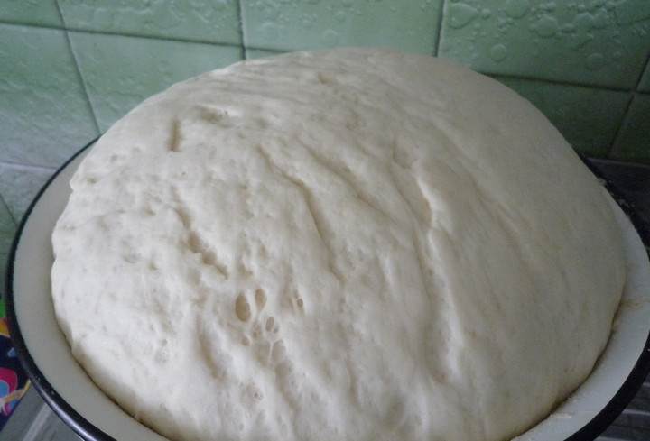 1. Этап. Дрожжевой яблочный пирог: В теплом молоке разведите соль и сахар, чтобы полностью все растворилось. Засыпьте дрожжи, оставьте их в теплом месте на 20 минут. Холодный маргарин раскрошите и перемешайте с мукой. Затем добавьте полученную массу в молоко с дрожжами. Добавьте желток, замесите эластичное тесто. Накройте его полотенцем и оставьте в теплом месте подходить (в районе 1,5 часов).