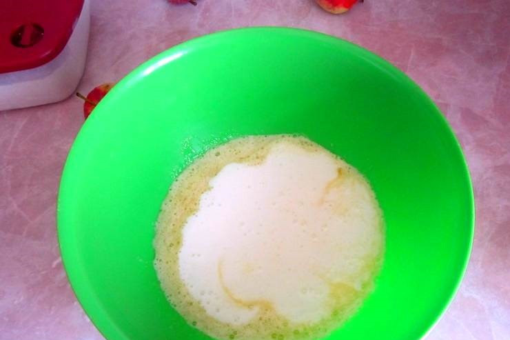 1. Этап. Яблочная шарлотка на скорую руку: 5. Влить кефир, добавить щепотку соды или разрыхлитель.