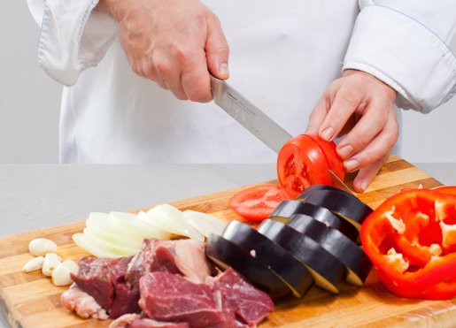 1. Этап. Чанахи в мультиварке: Баранину промойте и обсушите бумажной салфеткой, крупно нарежьте, присыпав солью и перцем. Промойте все овощи; лук нарезаем колечками, перец очищаем от семян и также режем колечками. Помидоры и баклажаны, как вы уже догадались, нарезаем колечками.