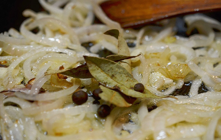 1. Этап. Пирог с рыбой и луком в горчичном соусе: Добавьте лавровый лист, гвоздику, перец. Залейте бульон и уварите вполовину.