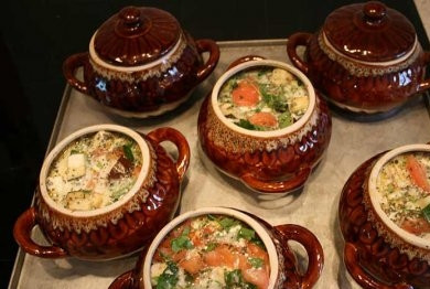 1. Этап. Овощи с грибами в горшочках: 9. Заливаем горшочки небольшим количеством воды. Следует учитывать то, что кабачки дадут воду во время приготовления. Отправляем в духовку и готовим при температуре 200 градусов примерно 1 час.