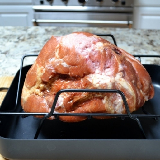 1. Этап. Ветчина, запеченная куском: Большой кусок копченой ветчины кладем на решетку, решетку устанавливаем на форму для запекания.